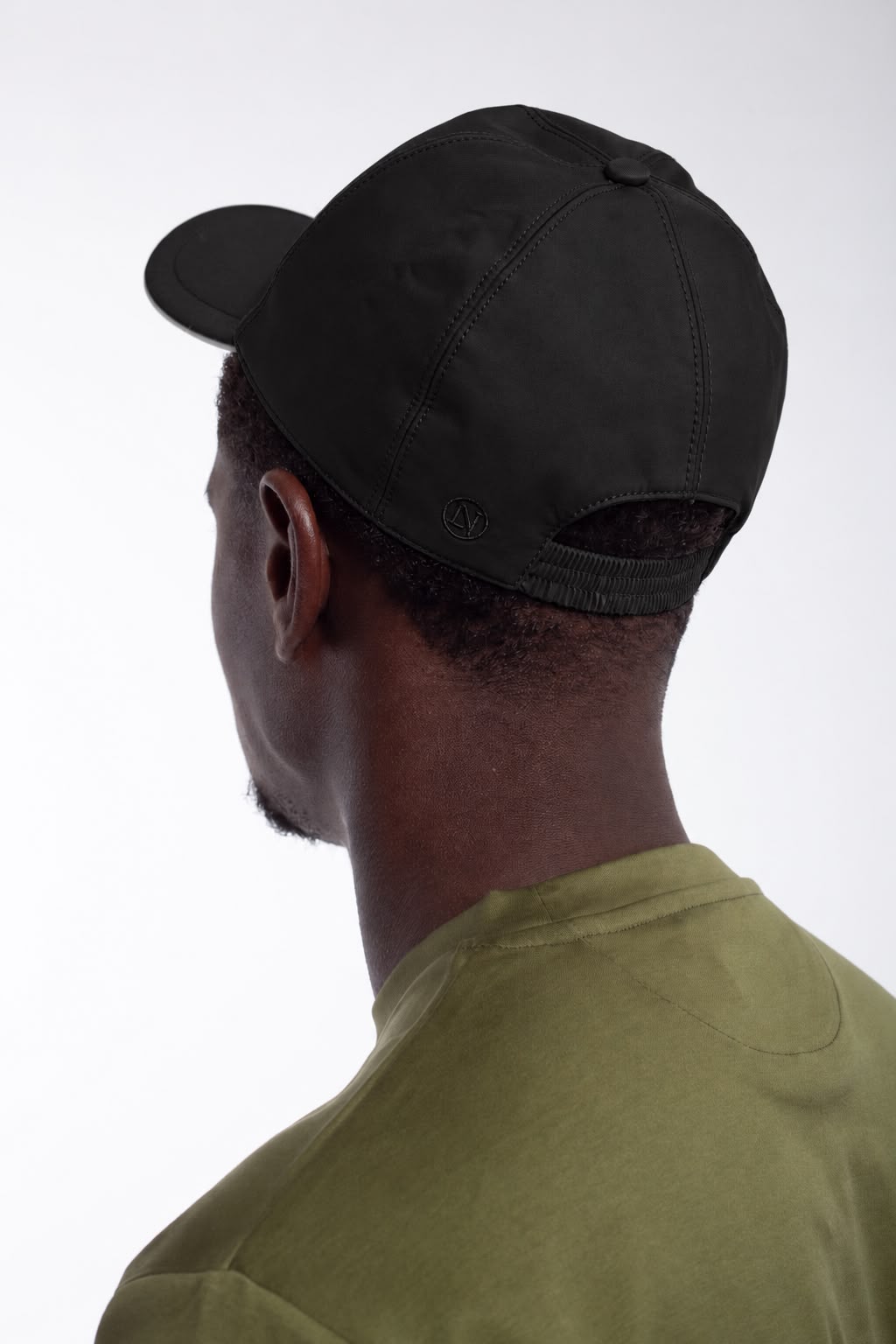 LN cap zwart van Lupo Nero – achterkant met geborduurd LN-logo